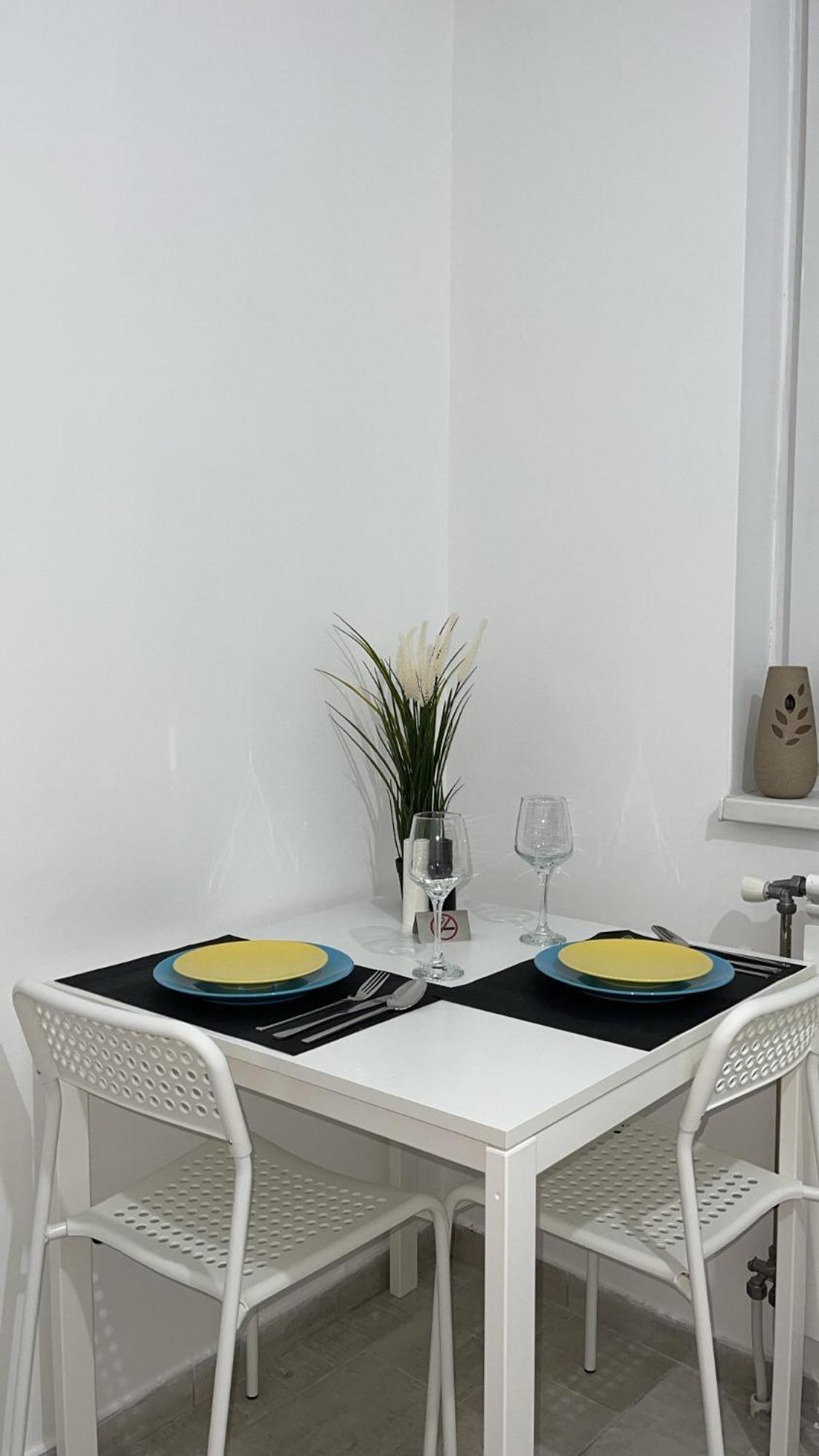 New Modern Rooftop Apartment-free Private Parking *